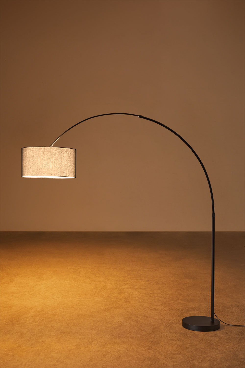 Vonera outdoor floor lamp in linen and iron, gallery image 3