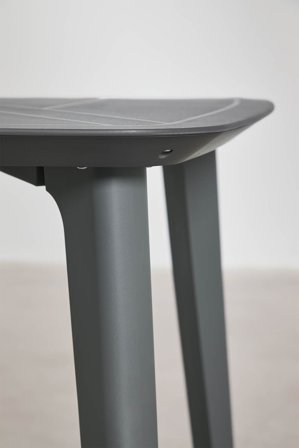 Square table set 85x85 cm and 4 garden chairs in polypropylene Scand, gallery image 3