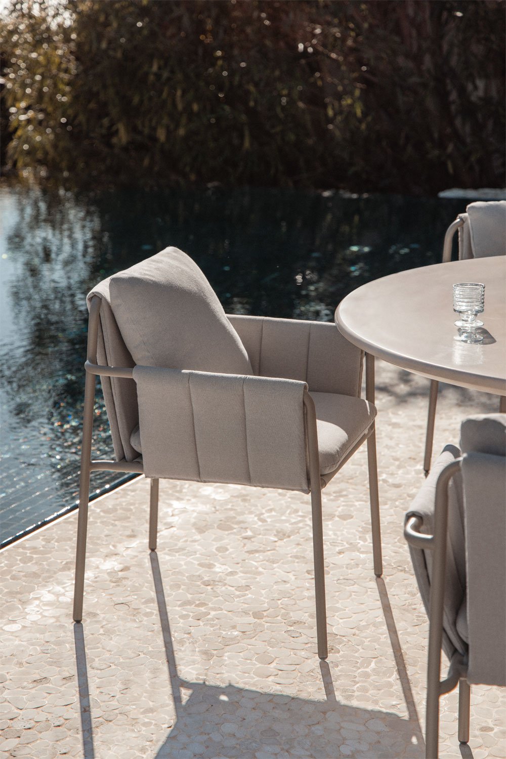 Zunika upholstered garden chair with armrests and steel frame, gallery image 1