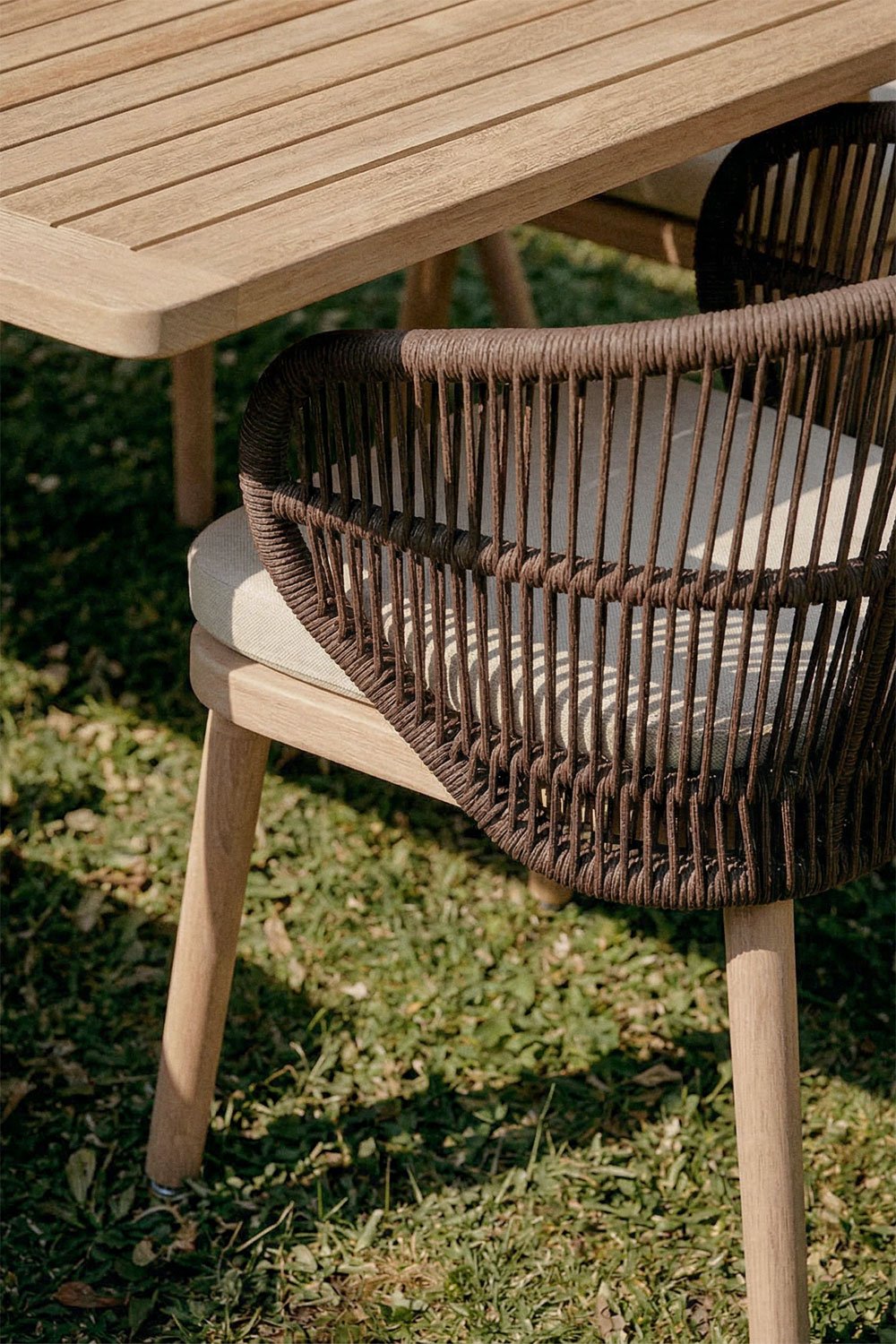 Karvia extendable table set 100-160x100 cm and 6 garden chairs in acacia wood and Capri braided rope, gallery image 2