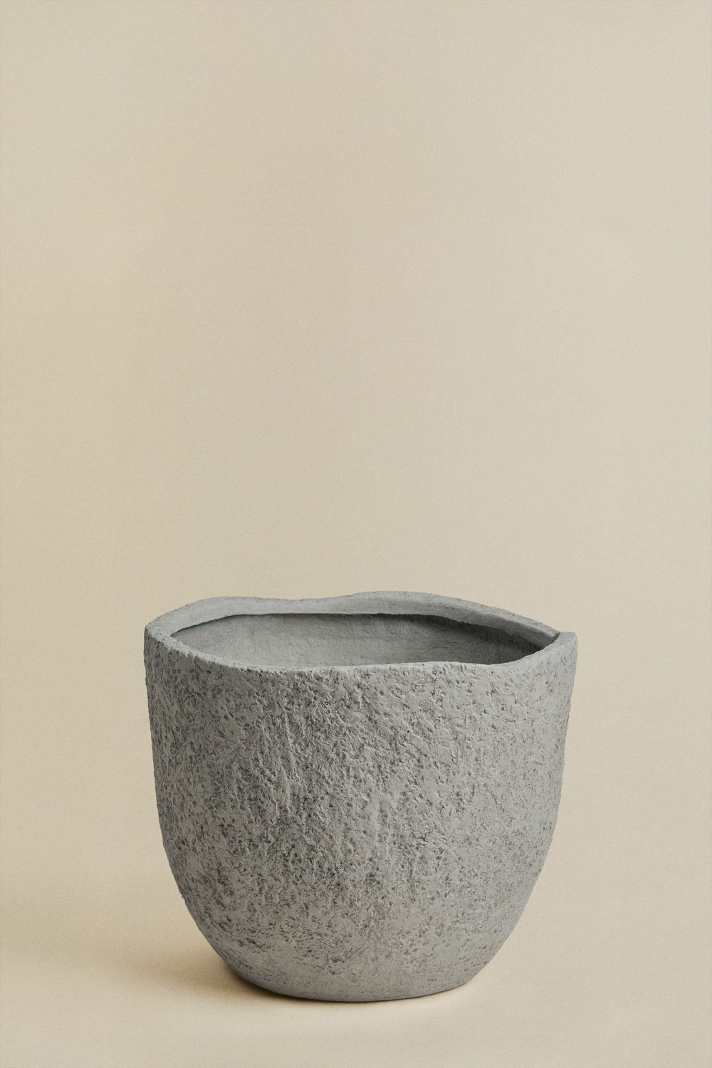 Outdoor cement planter Nuria, gallery image 1