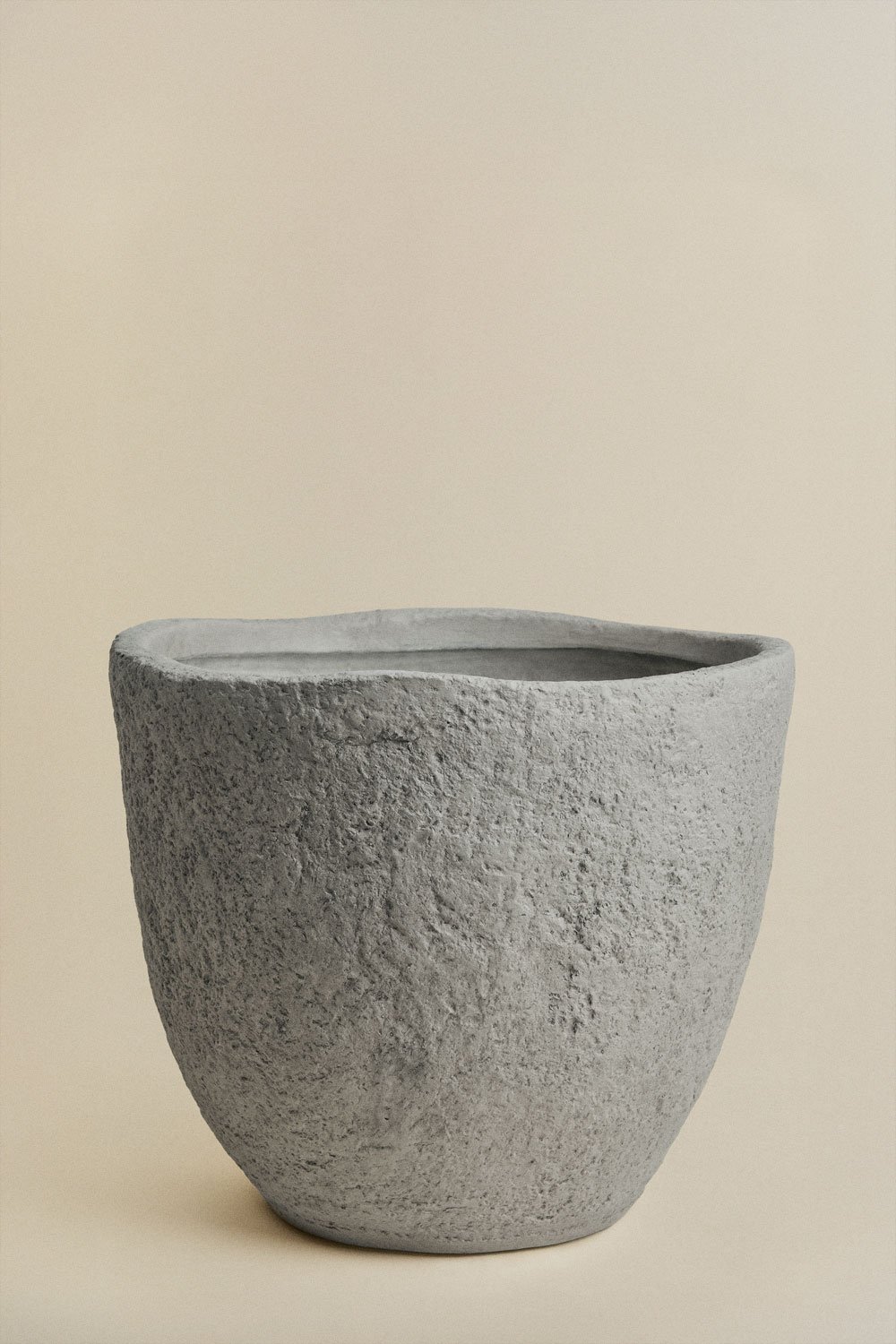 Outdoor cement planter Nuria, gallery image 1