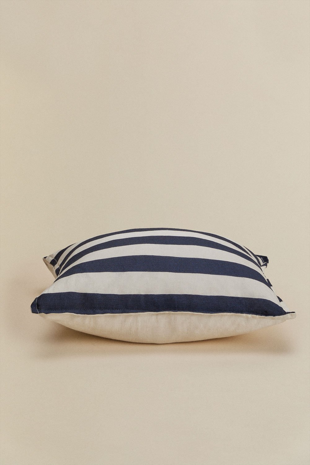 Square cushion 45x45 cm in Trakos linen, gallery image 4