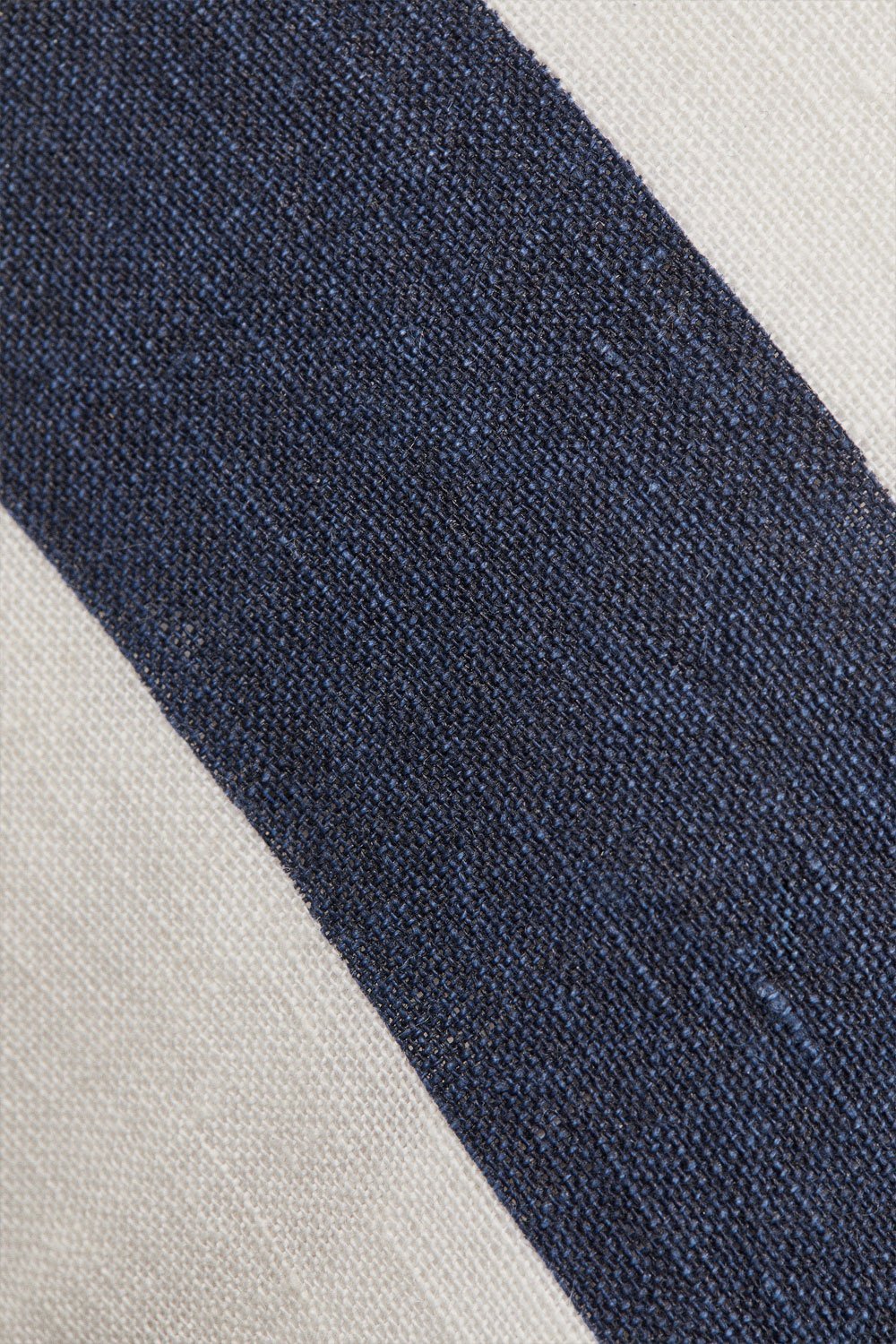 Square cushion 45x45 cm in Trakos linen, gallery image 7