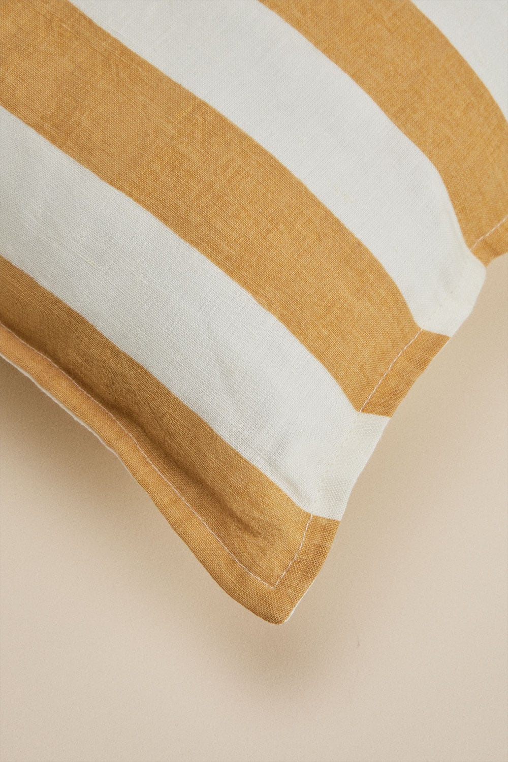 Square cushion 45x45 cm in Trakos linen, gallery image 4