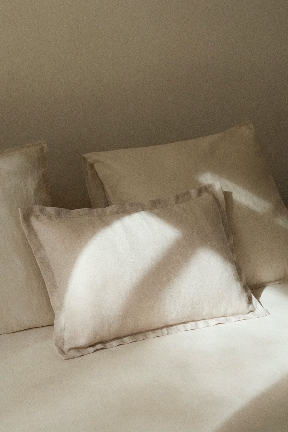 Rectangular cushion 30x50 cm in Ludet linen, gallery image 1