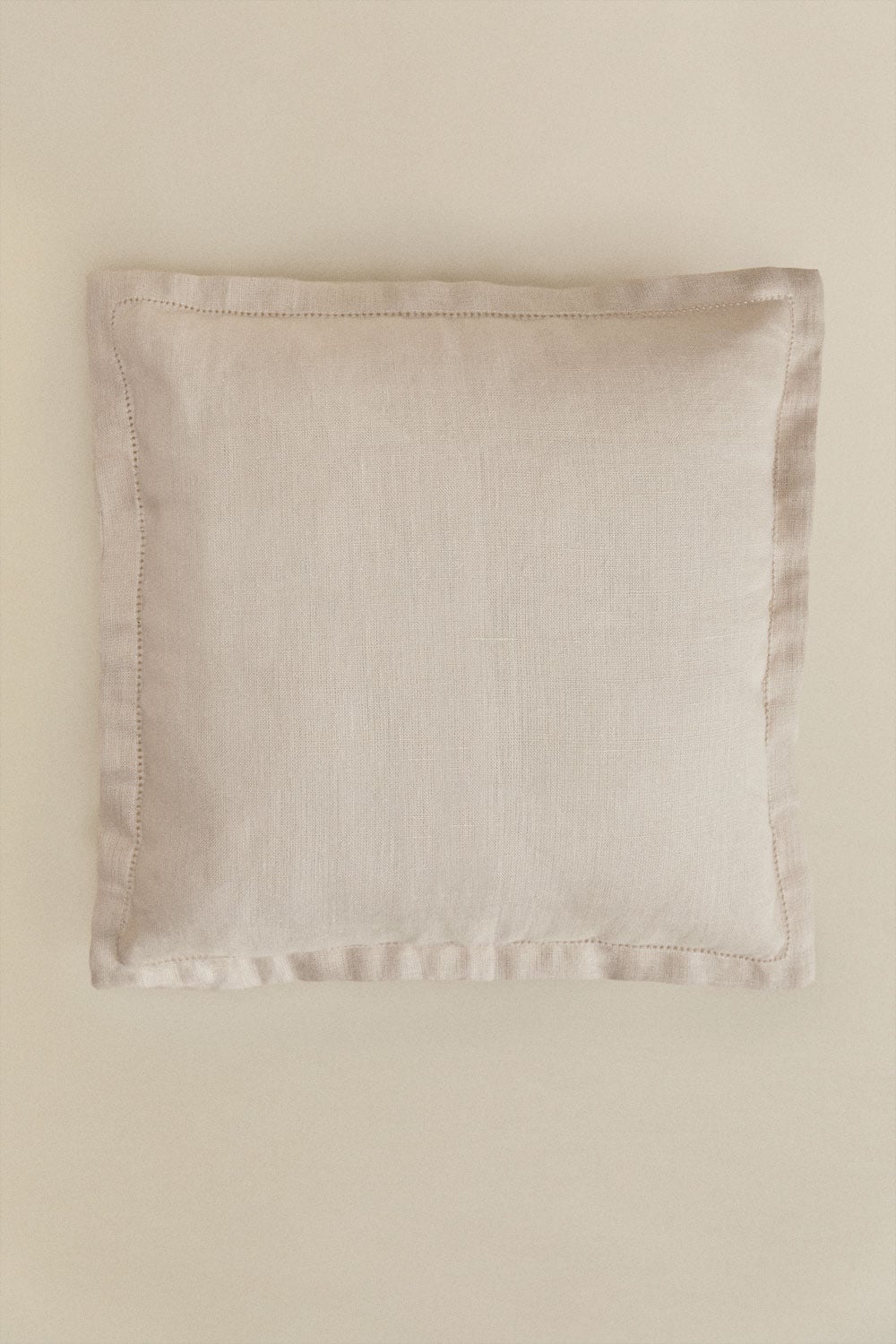 Square cushion 40x40 cm in Ludet linen, gallery image 2