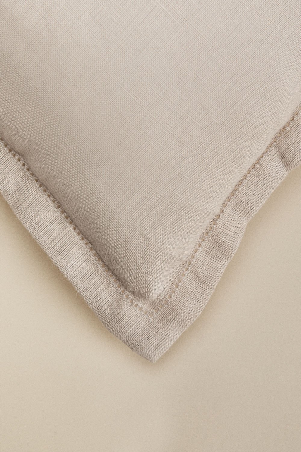 Square cushion 40x40 cm in Ludet linen, gallery image 5