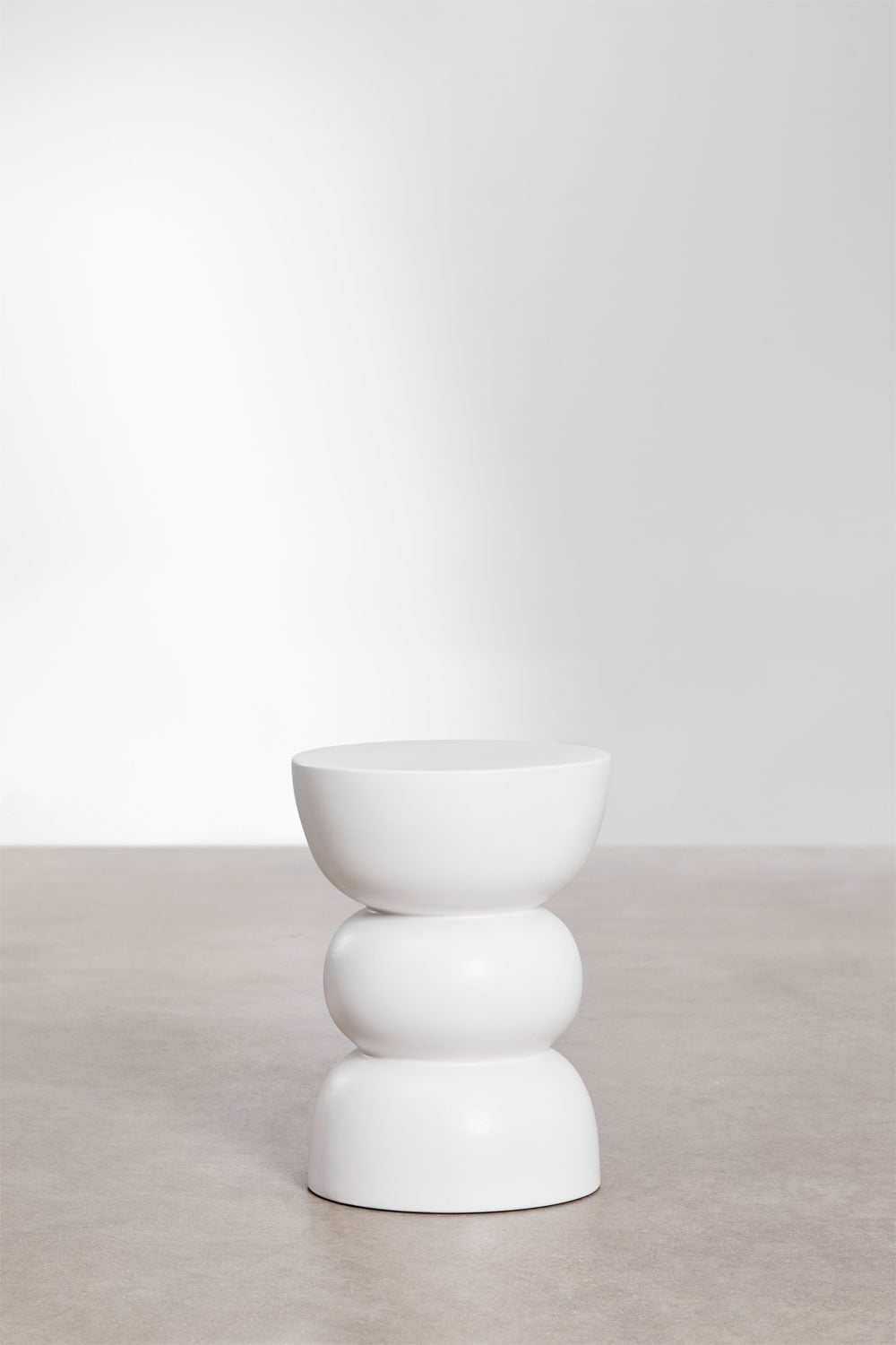 Round garden side table Ø35 cm in dolomite Tiyi, gallery image 1