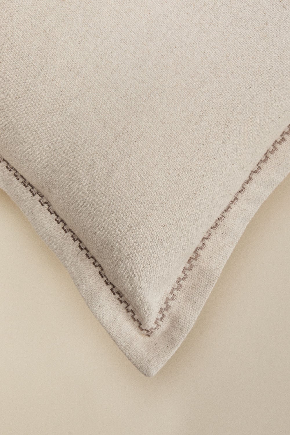 Nisora square cushion 40x40 cm in cotton and linen, gallery image 4