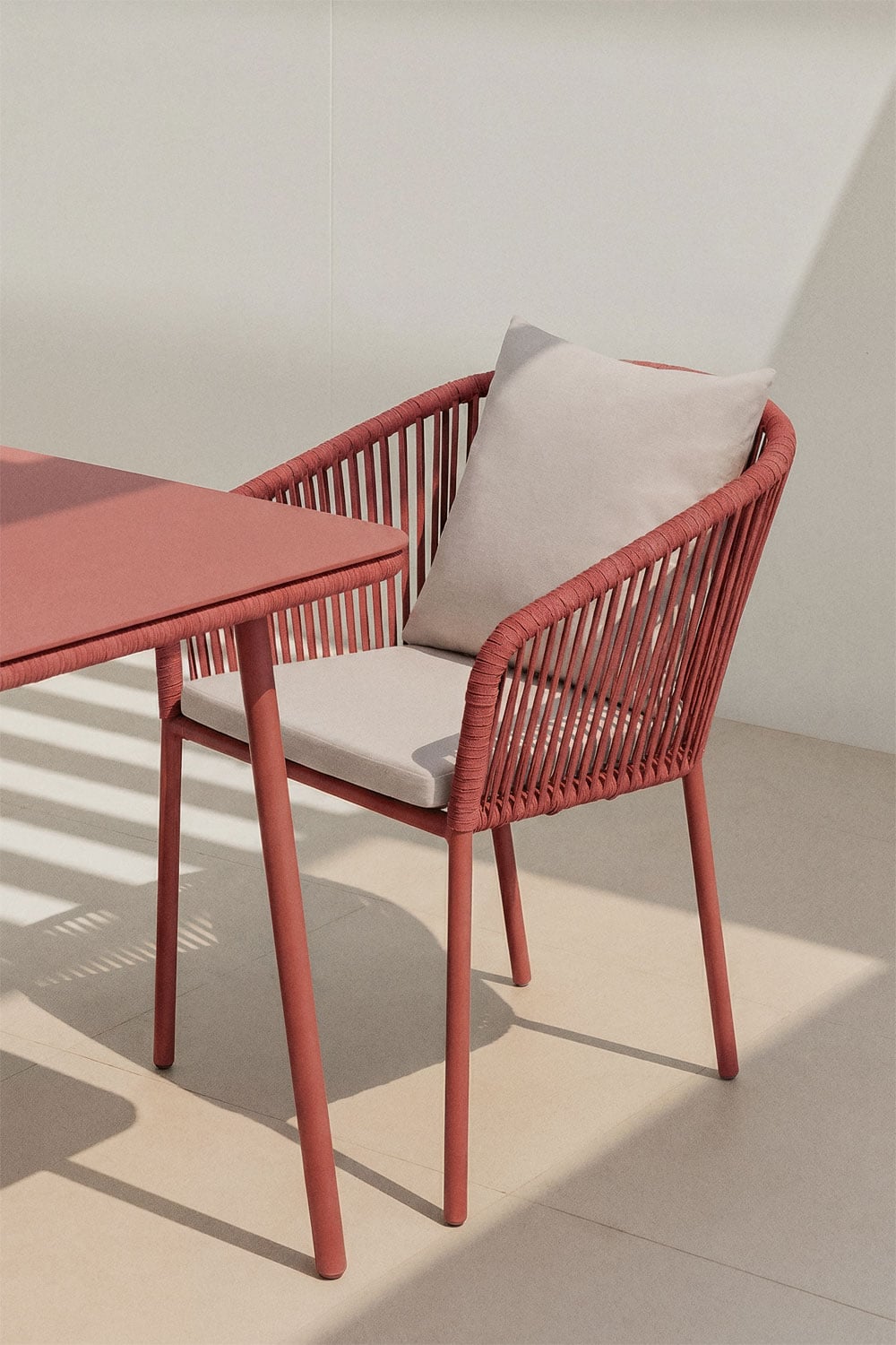 Pack of 4 garden chairs with armrests in braided rope Arhiza Classic, gallery image 1