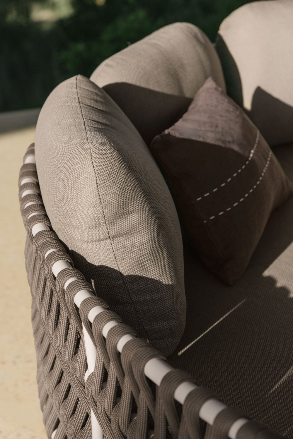 Double sun lounger in aluminum and braided rope with Tevary cushions, gallery image 2