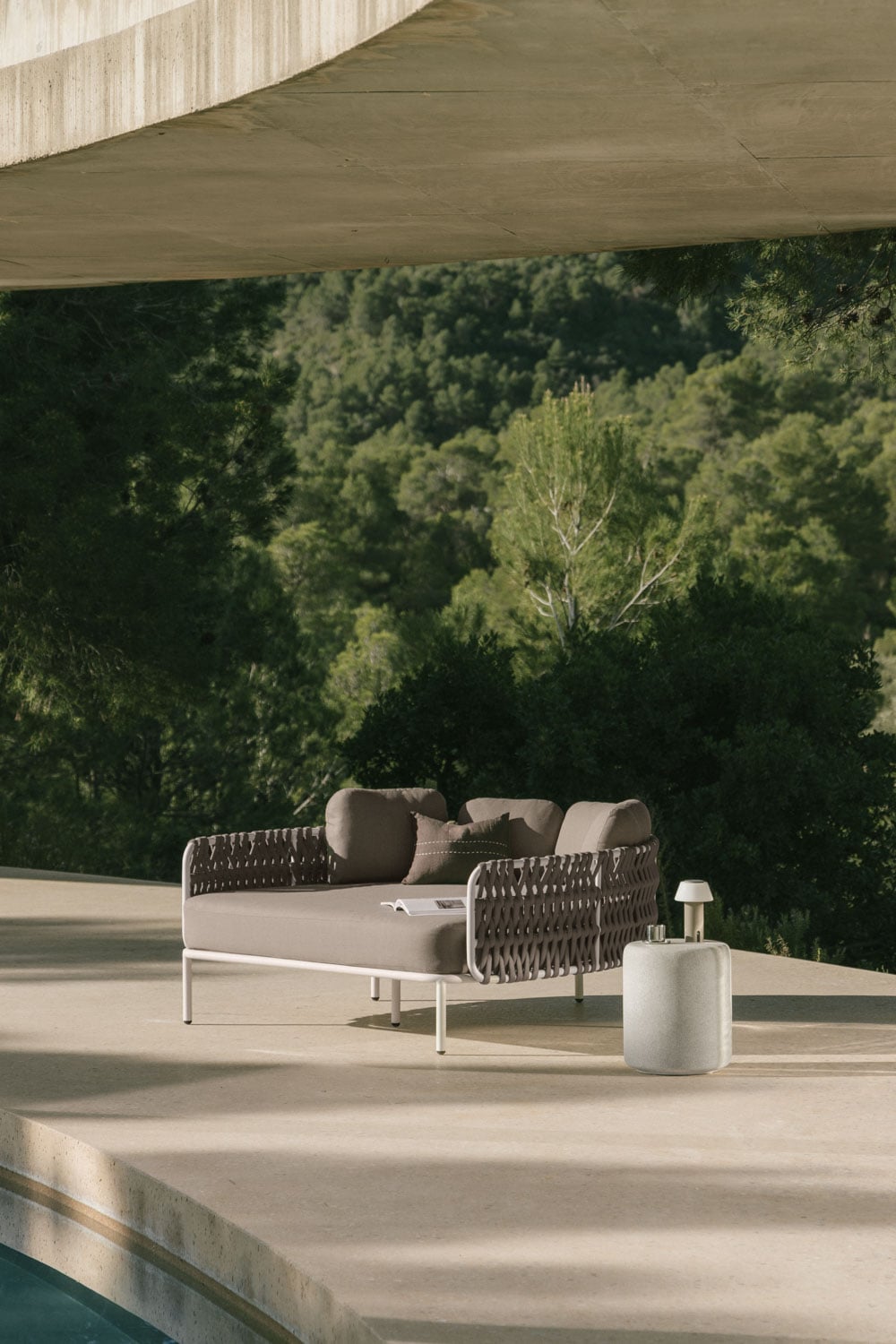 Double sun lounger in aluminum and braided rope with Tevary cushions, gallery image 1