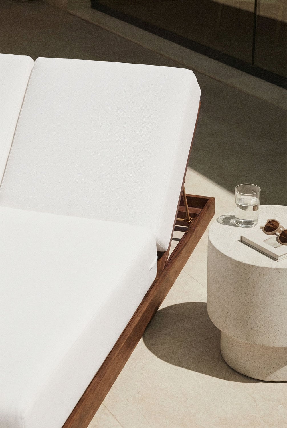 Double reclining sun lounger in acacia wood Lecia, gallery image 2