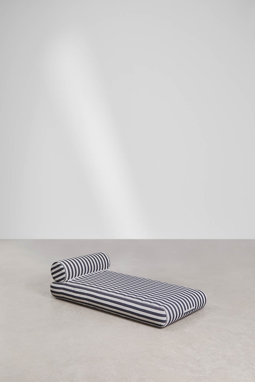 Lirenita inflatable lounger, gallery image 1