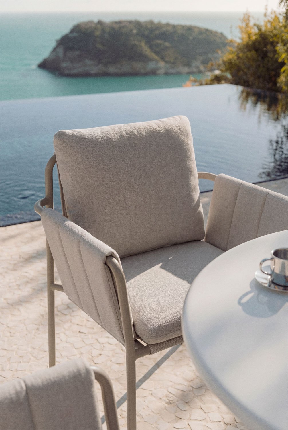 Round Ø90 cm table set in cement and fiberglass Melody and 4 garden armchairs upholstered and in steel Zunika, gallery image 2