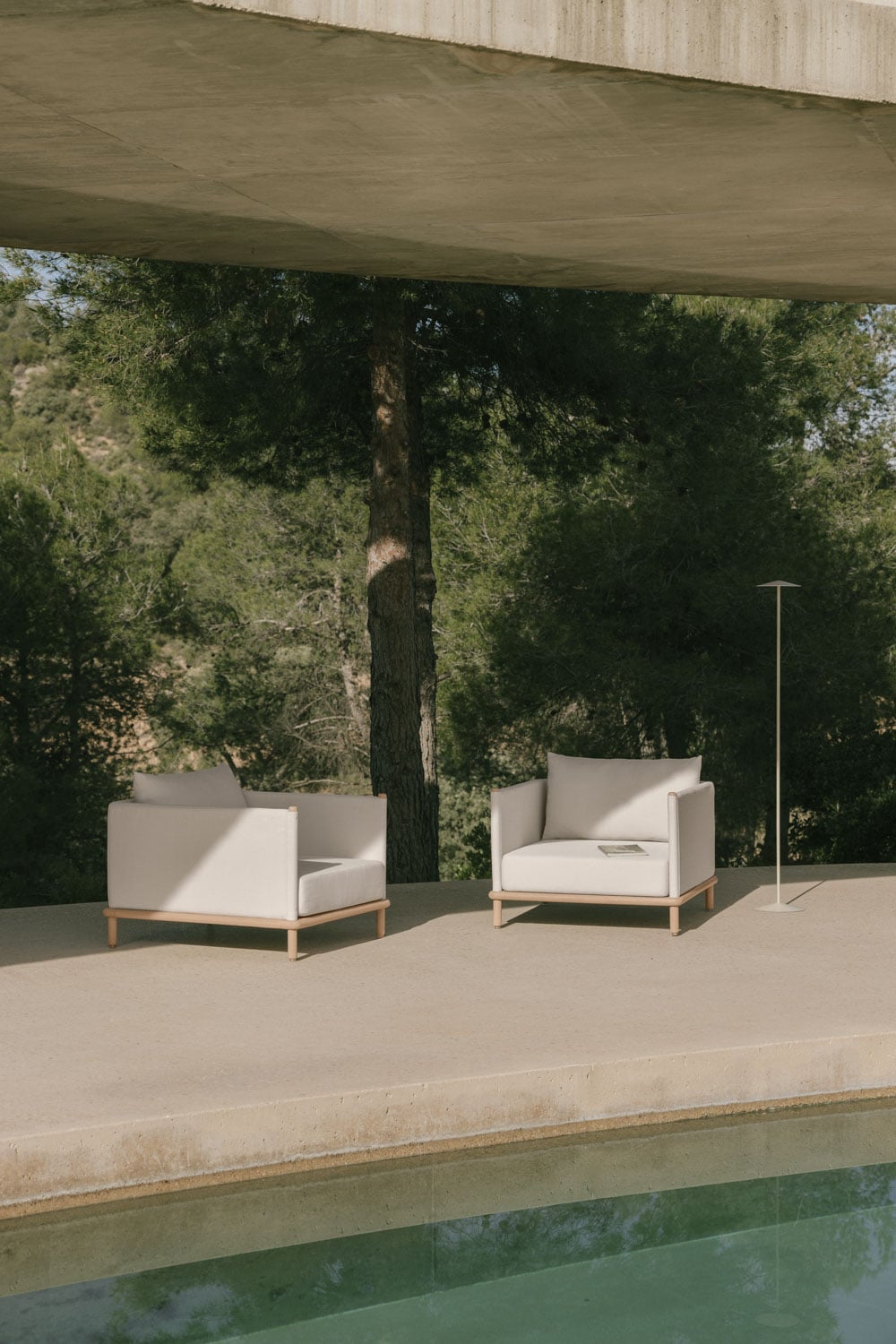 Pack of 2 garden armchairs in acacia wood Olivia, gallery image 1