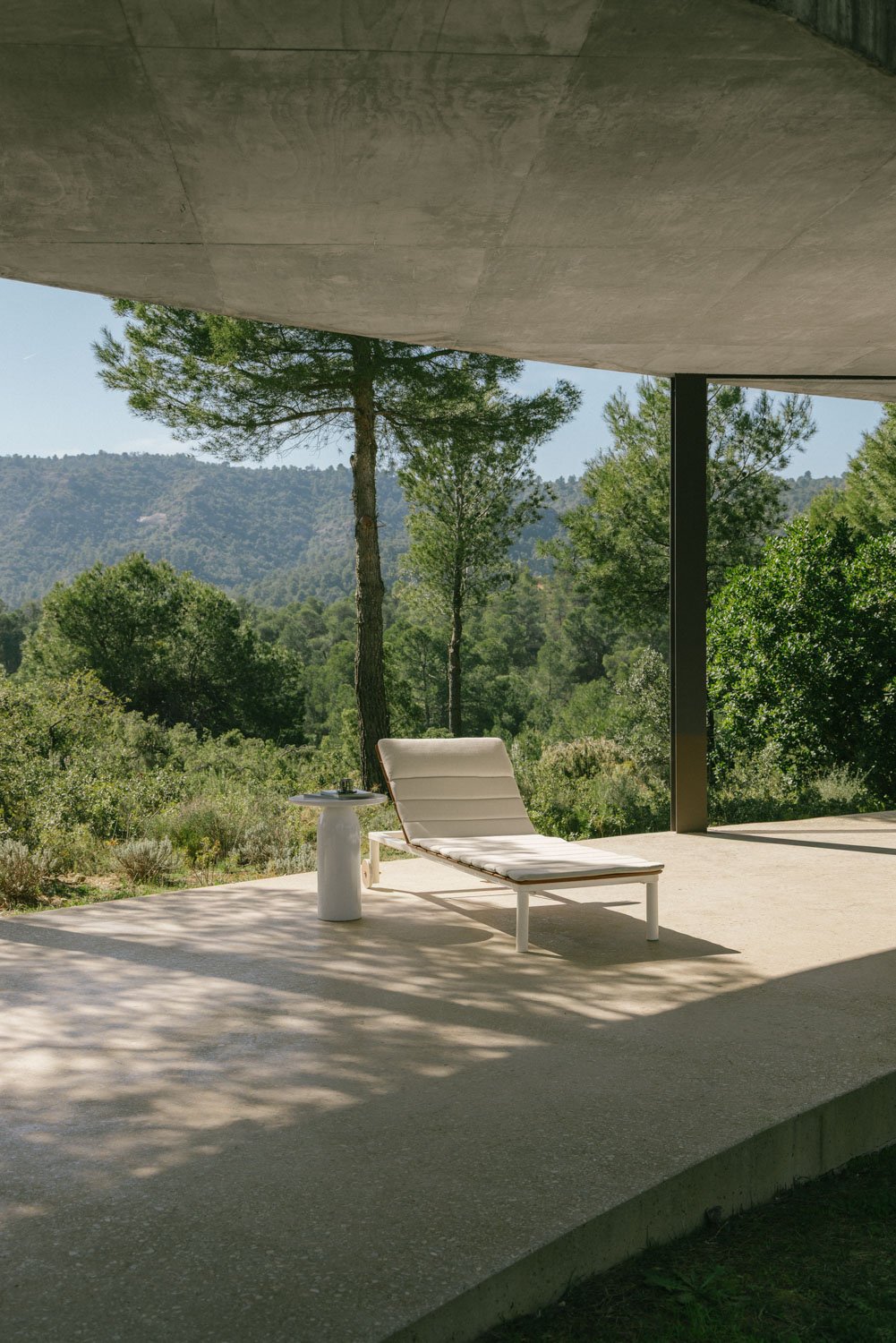 Sirka reclining lounger in acacia wood and steel, gallery image 1