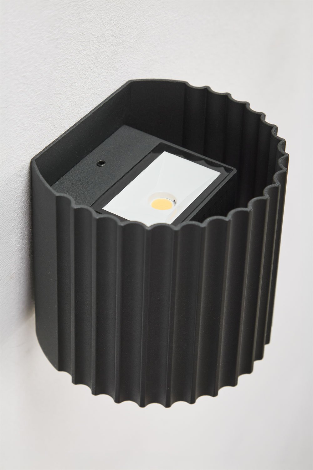 Barein aluminum LED outdoor wall light, gallery image 4