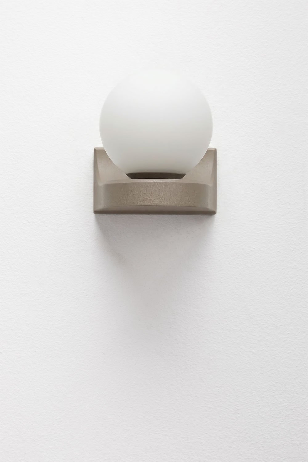 Lanham aluminum outdoor wall light, gallery image 3