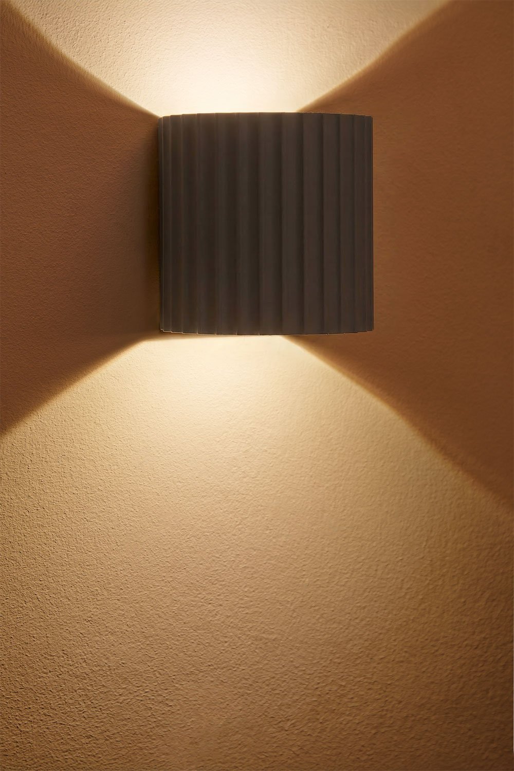 Barein aluminum LED outdoor wall light, gallery image 4