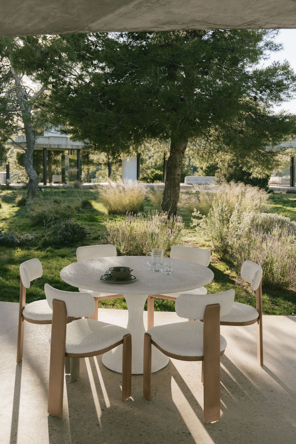 Round table set Ø120 cm in Eloria cement and 6 garden chairs in acacia wood and Malta bouclé fabric, gallery image 1