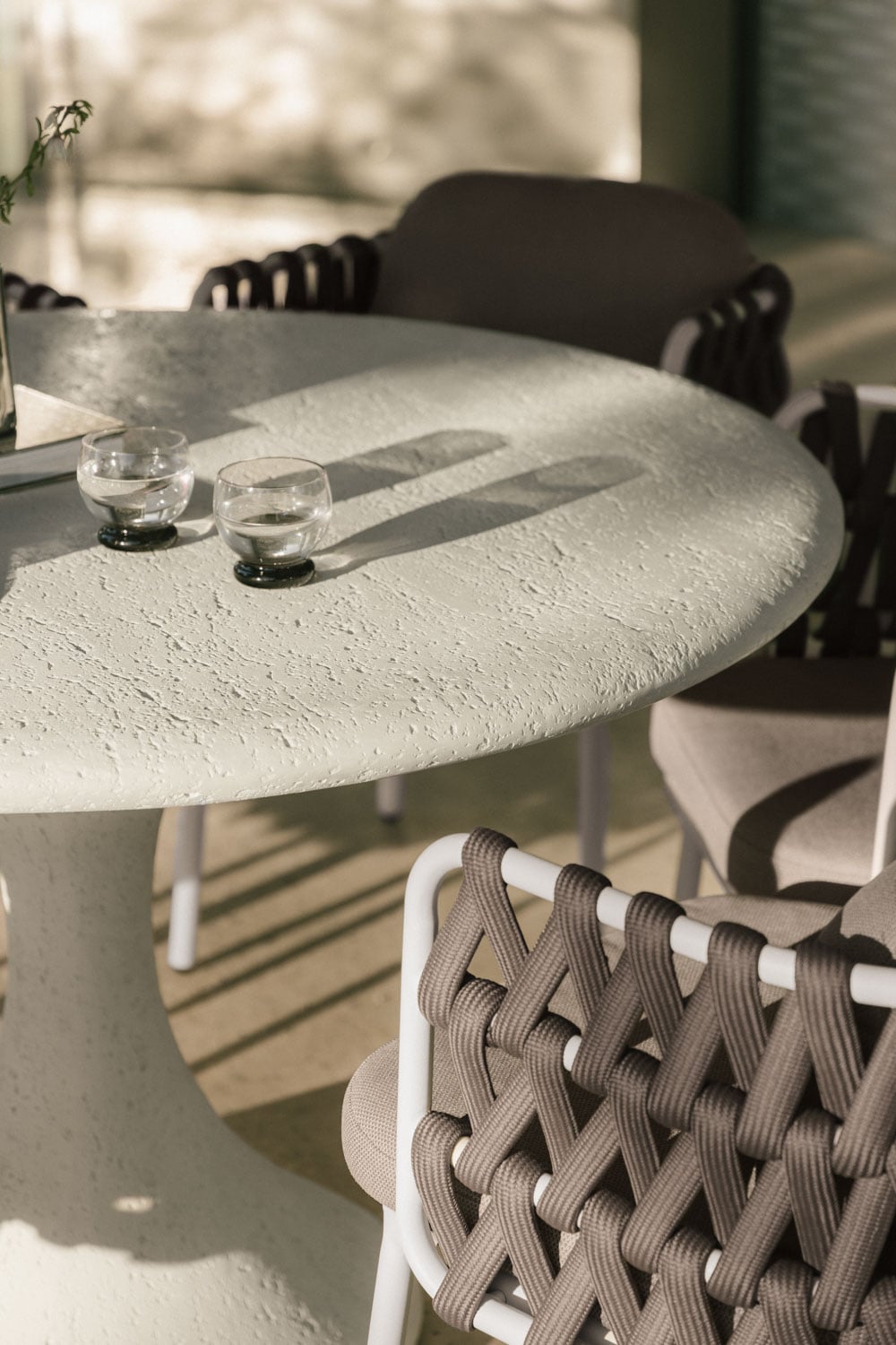 Eloria Ø120 cm round cement table set and 6 garden chairs in aluminum and braided Tevary rope, gallery image 2