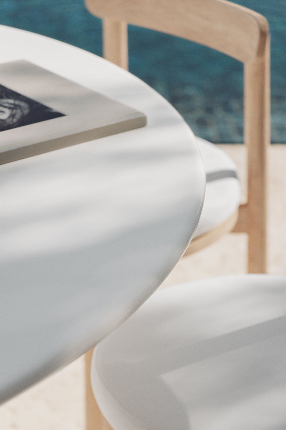 Numira Ø150 cm round cement table set and 8 Nualis acacia wood garden chairs, gallery image 2