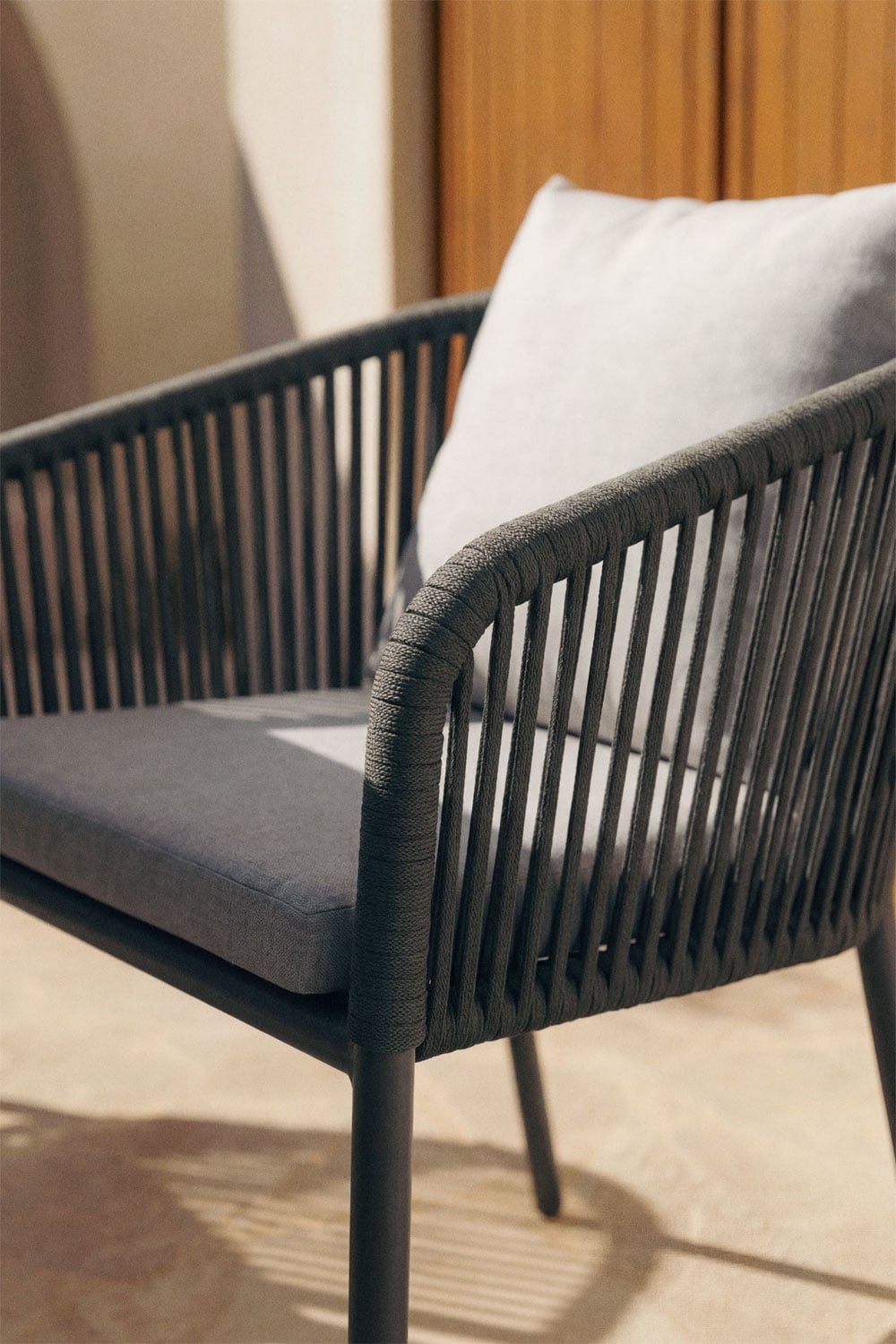 Pack of 4 garden chairs with armrests in braided rope Arhiza Classic, gallery image 2