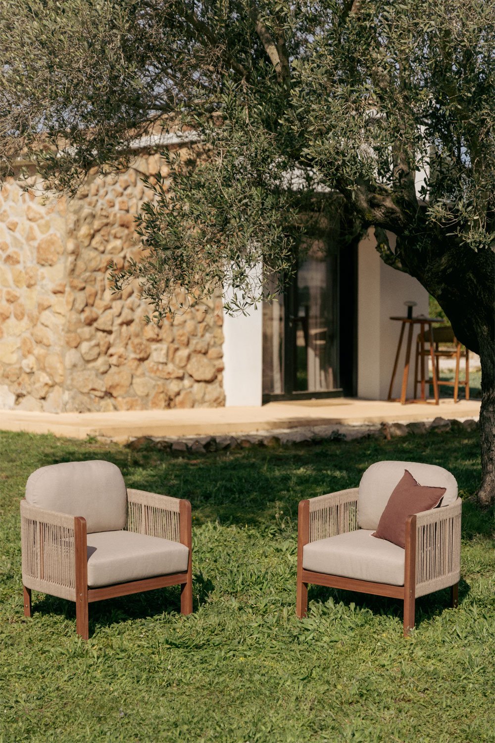 Pack of 2 garden armchairs in acacia wood and braided rope Serel, gallery image 1