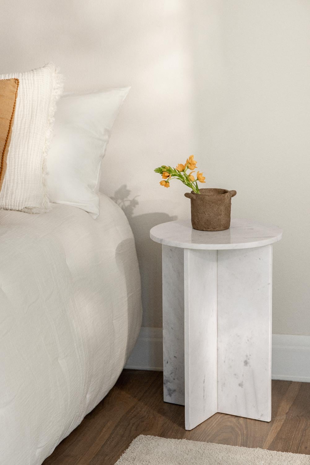 Round bedside table Ø35 cm in Mencia marble, gallery image 1