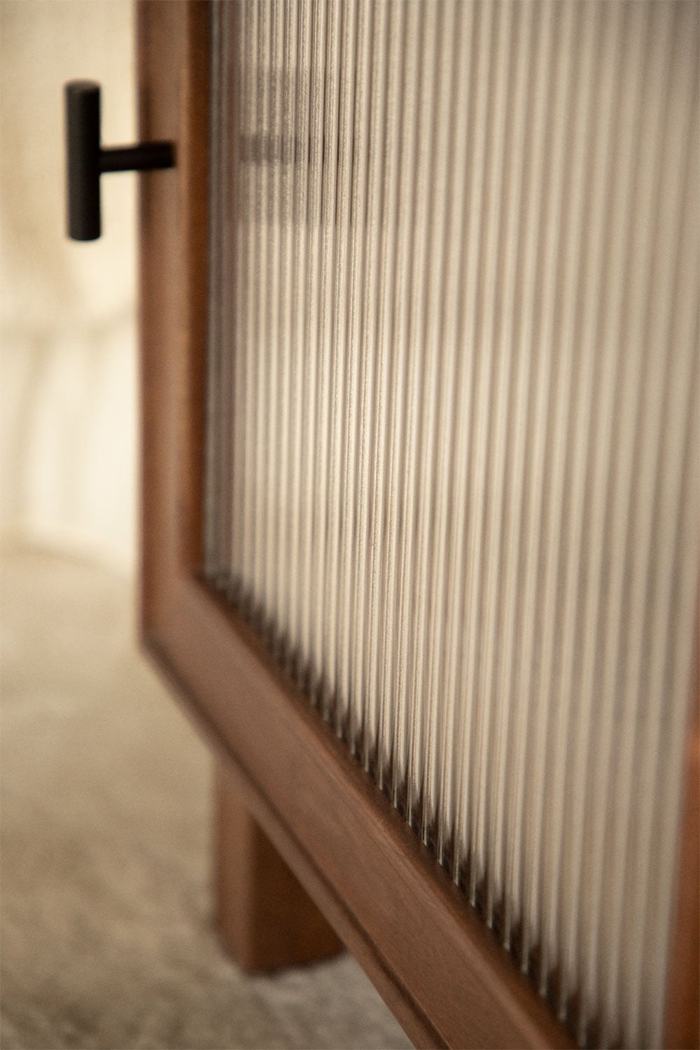 Square bedside table 45x45 cm in mango wood and glass Ildara, gallery image 2