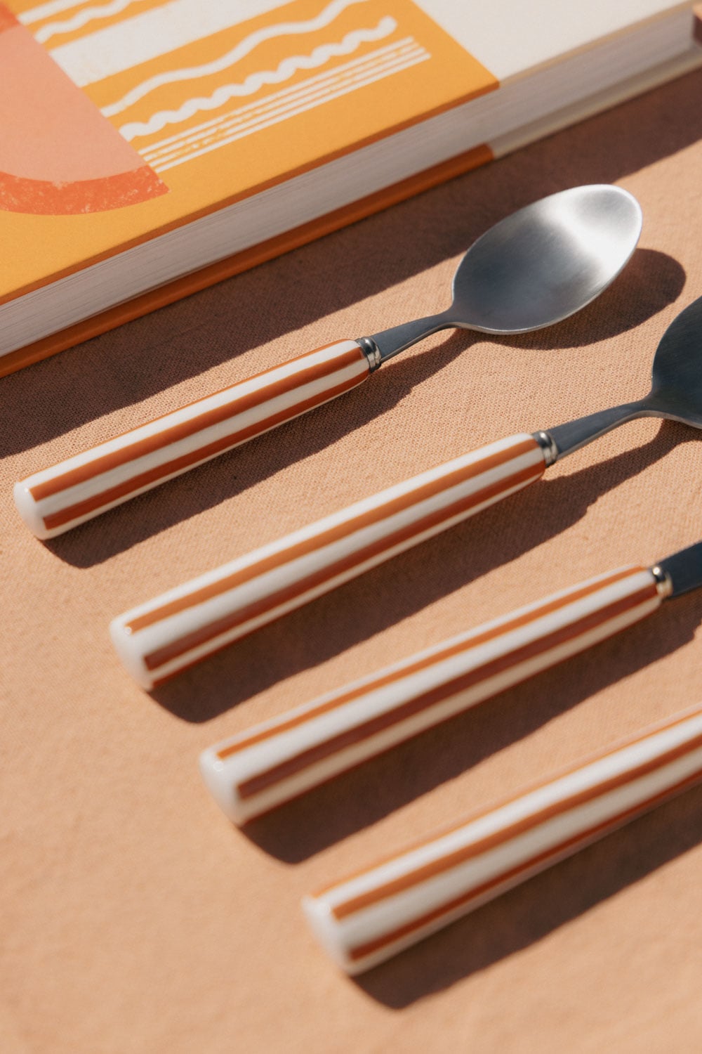 16-piece cutlery set in stainless steel and ceramic Ireli, gallery image 2