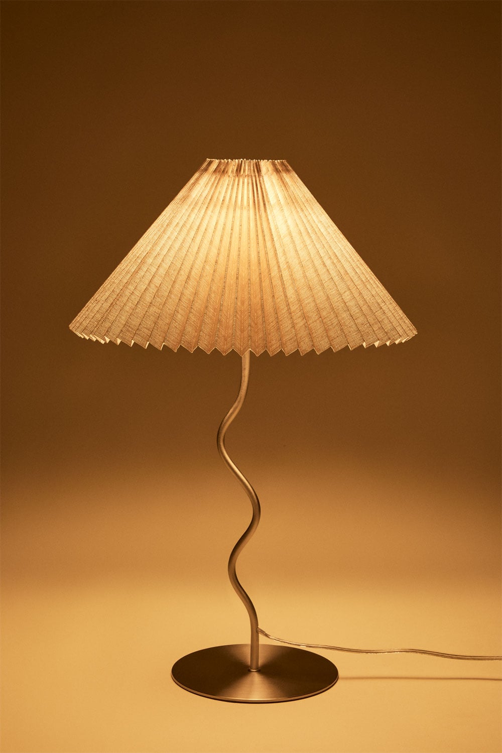 Siliema table lamp in iron and linen, gallery image 2