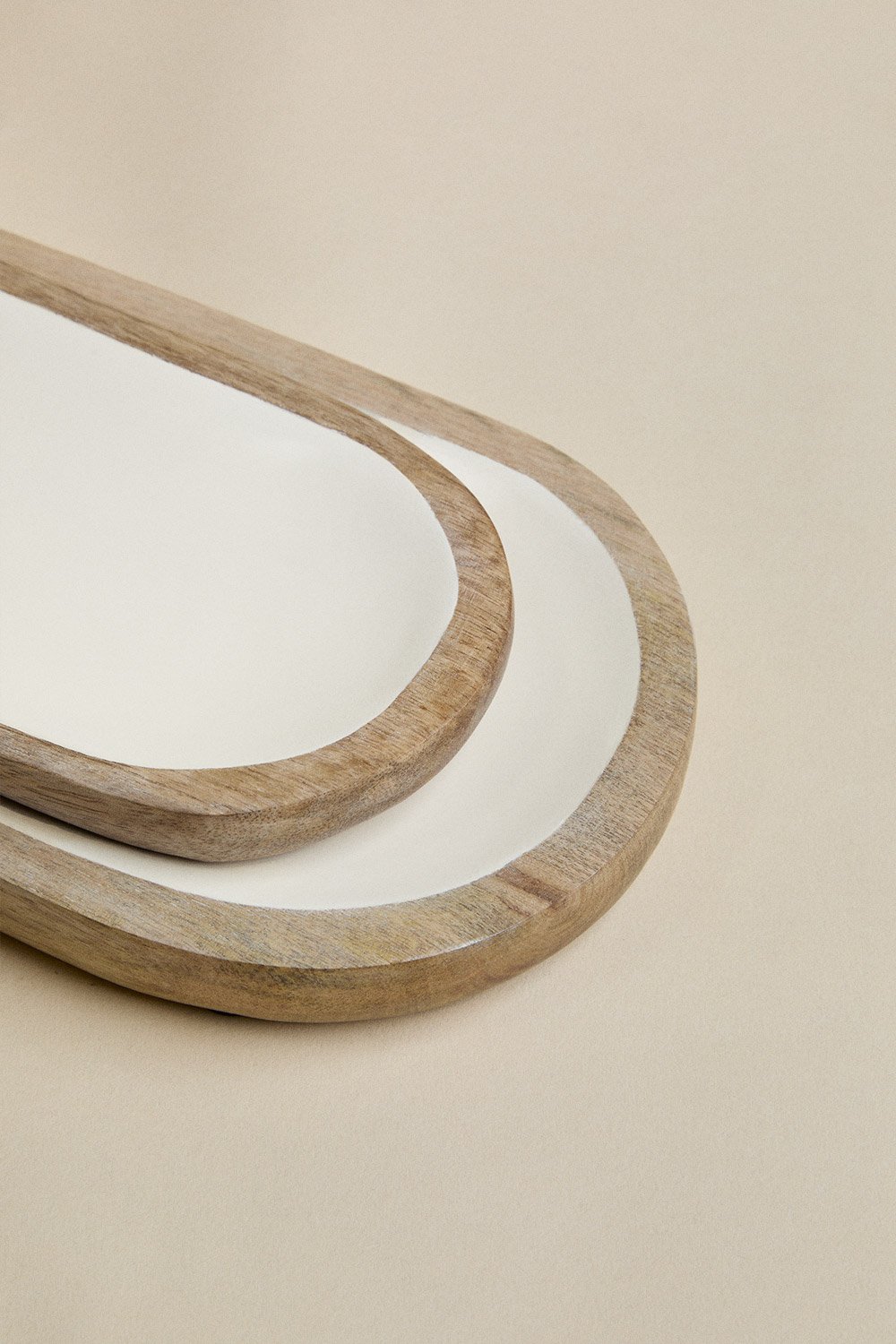 Set of 2 decorative trays in mango wood Fruela, gallery image 3