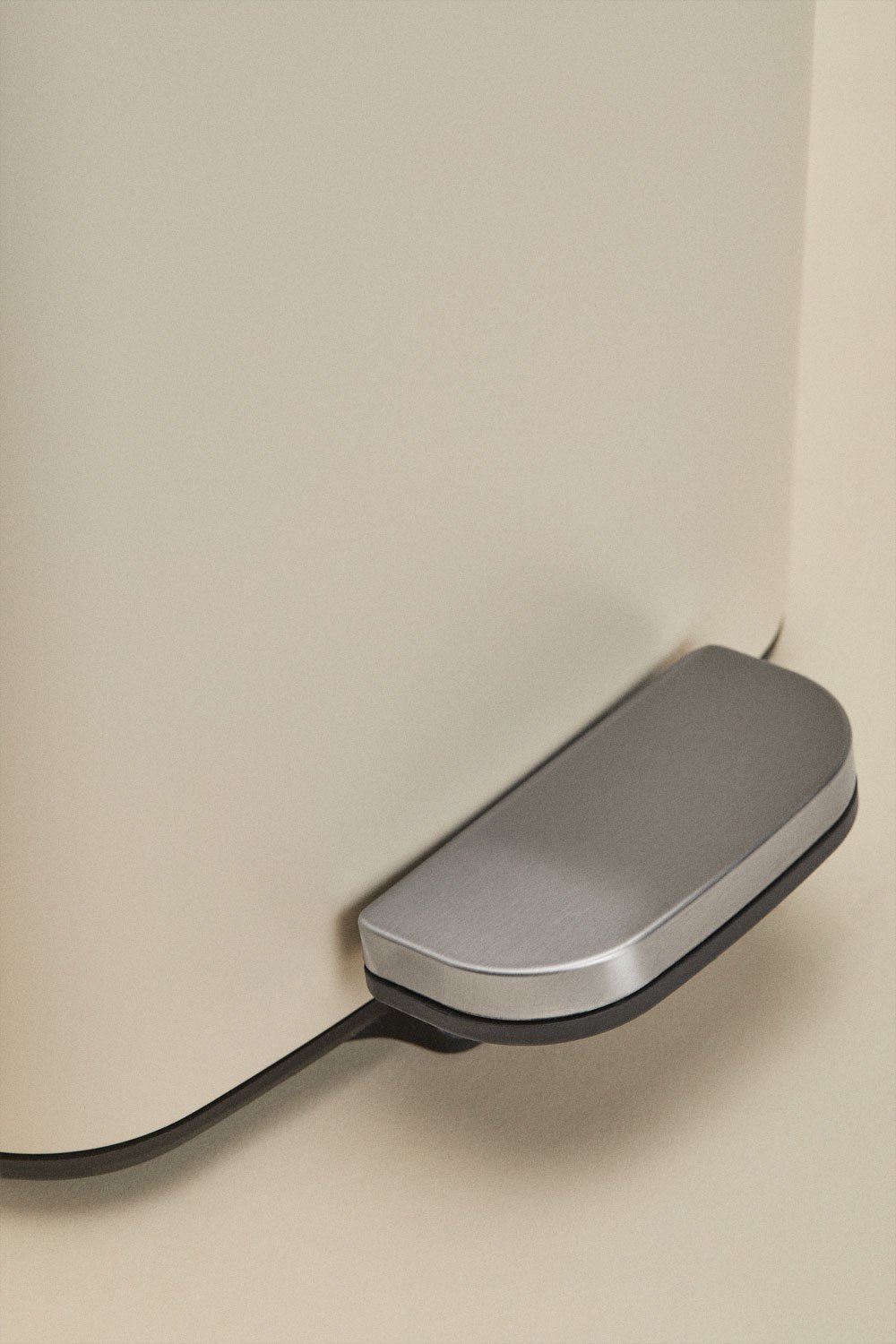 Outdoor pedal bin in Sosuina steel, gallery image 4