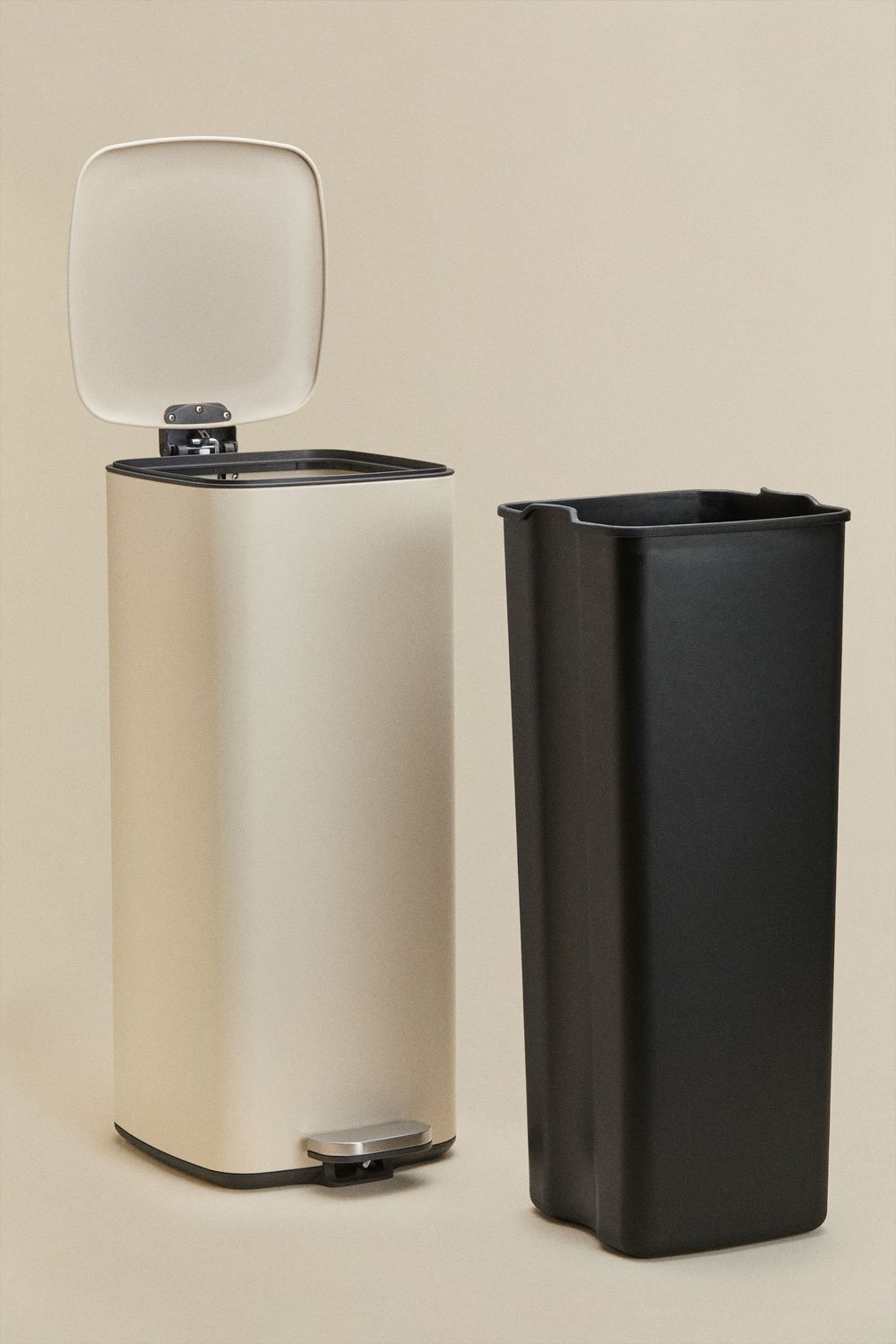 Outdoor pedal bin in Sosuina steel, gallery image 5