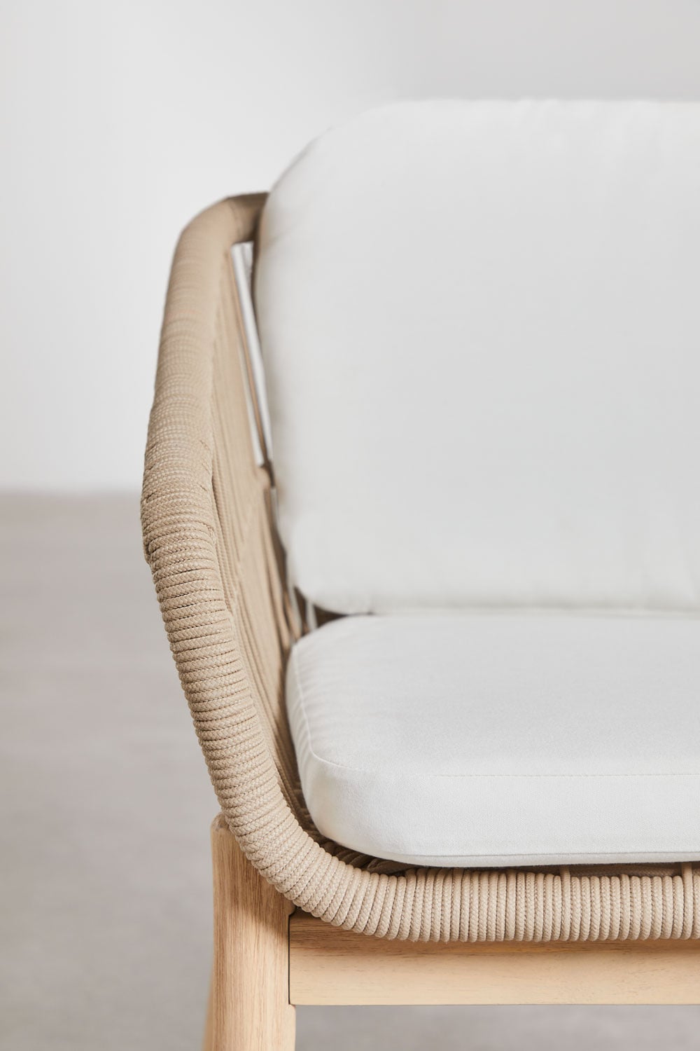 Karvia garden chair with acacia wood armrests and braided rope, gallery image 6