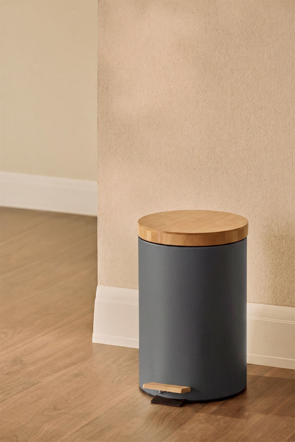 Galvanized steel and bamboo pedal bin Sosua, gallery image 1