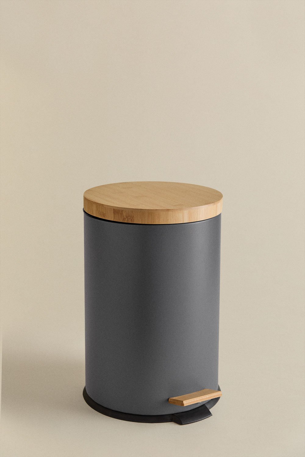 Galvanized steel and bamboo pedal bin Sosua, gallery image 3