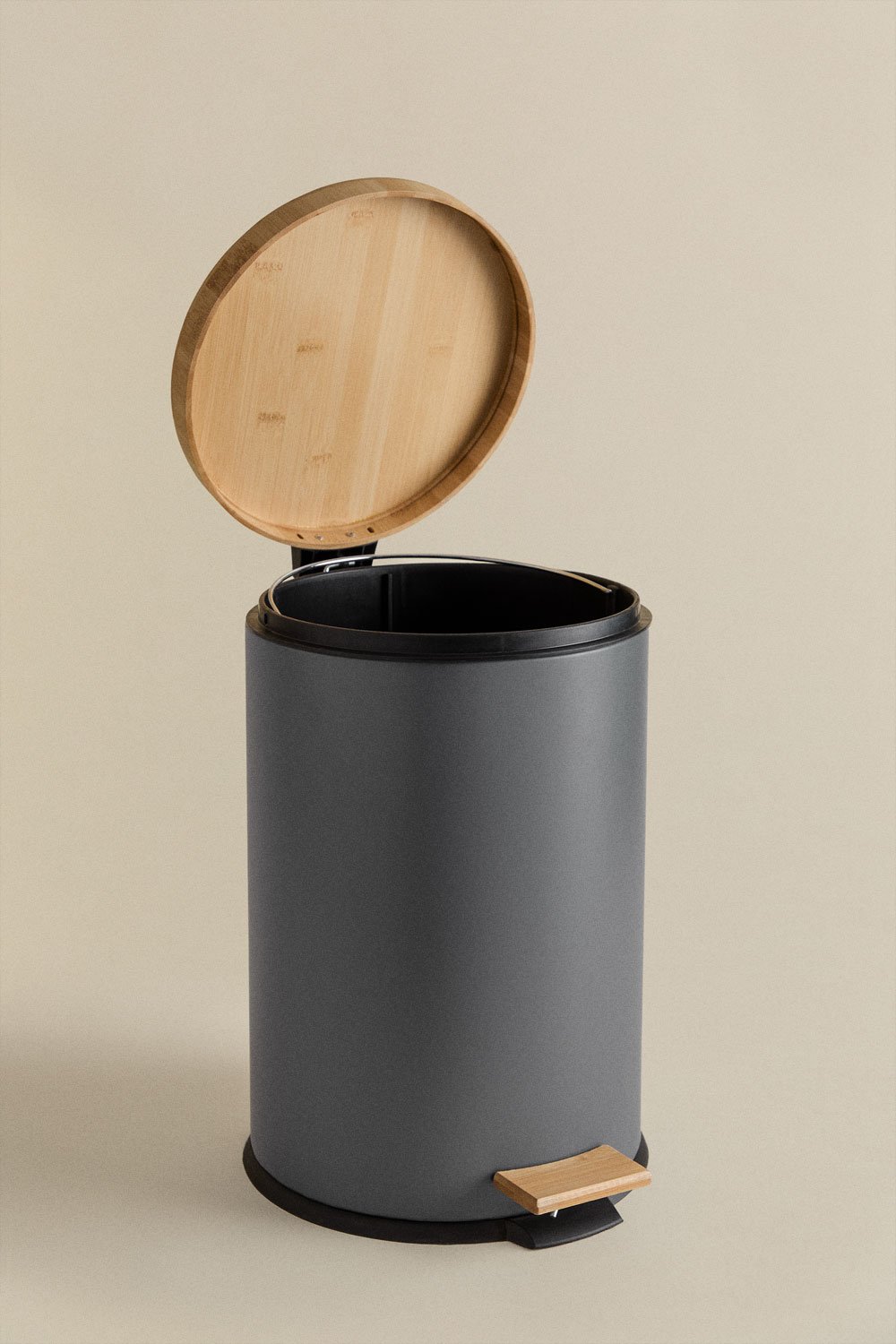 Galvanized steel and bamboo pedal bin Sosua, gallery image 4