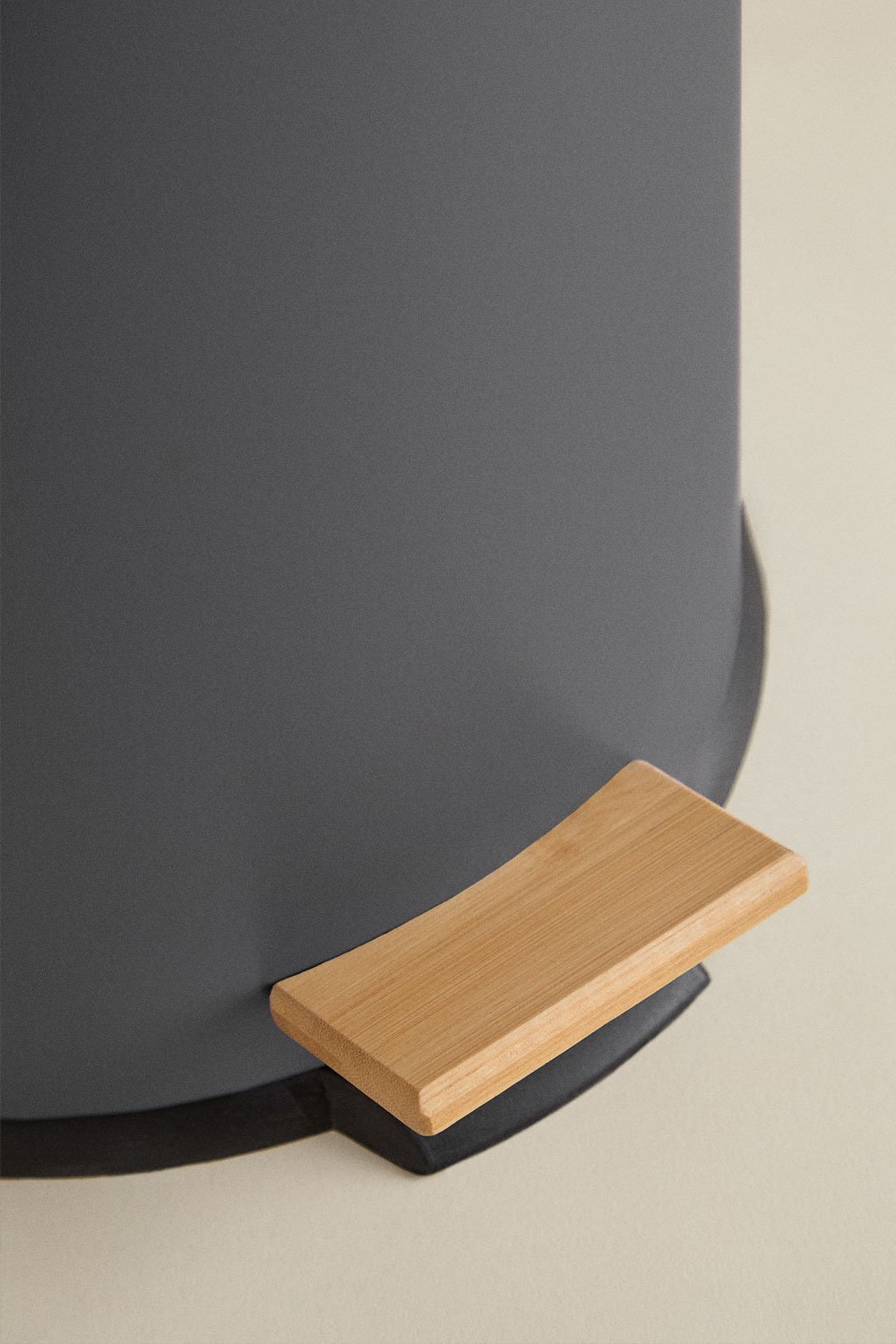 Galvanized steel and bamboo pedal bin Sosua, gallery image 6