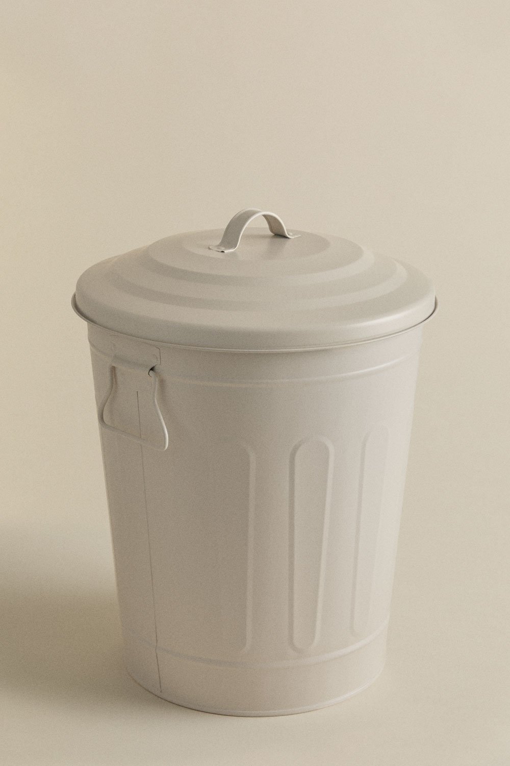 Outdoor trash can with lid in galvanized steel Susi, gallery image 1