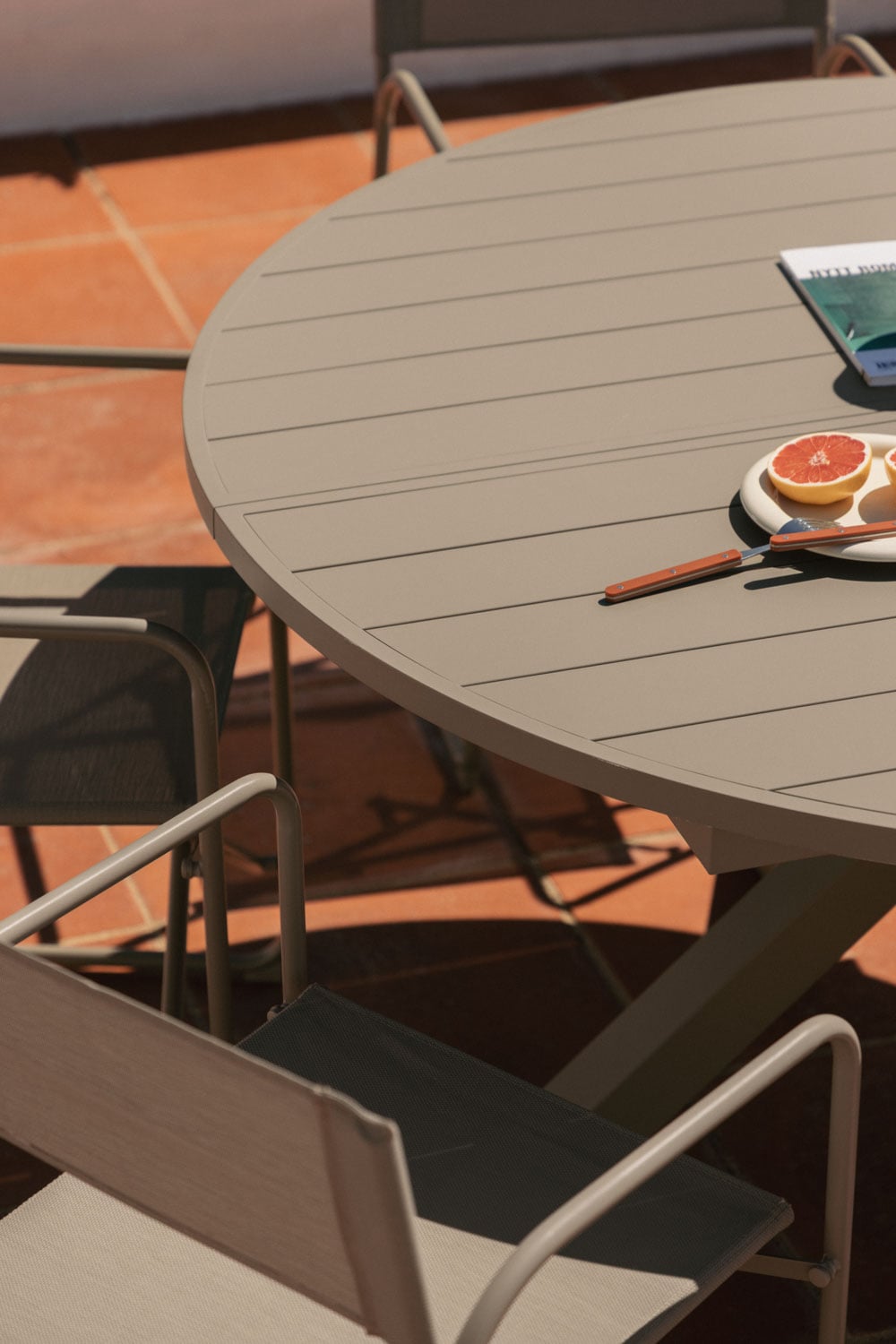 145-200x145 cm extendable Barces aluminum table set and 8 Melida folding garden director chairs in steel, gallery image 3