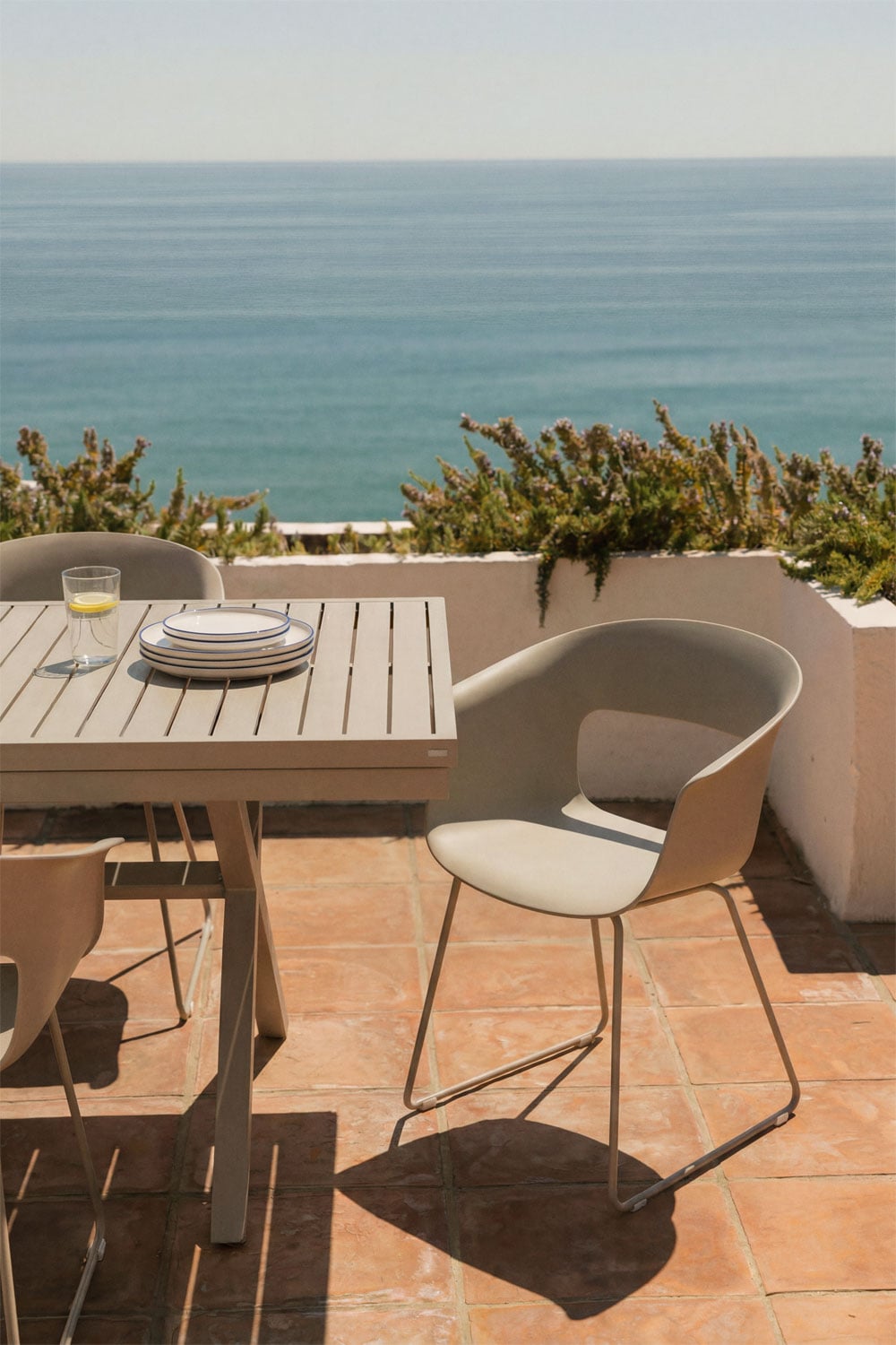 Pack of 2 garden chairs with armrests in polypropylene and steel Alanys, gallery image 1
