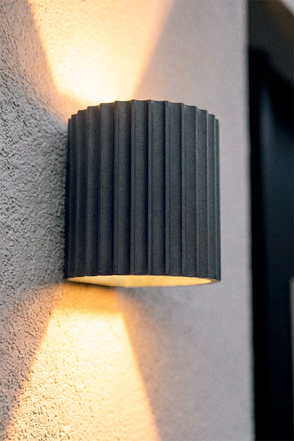 Barein aluminum LED outdoor wall light, gallery image 2