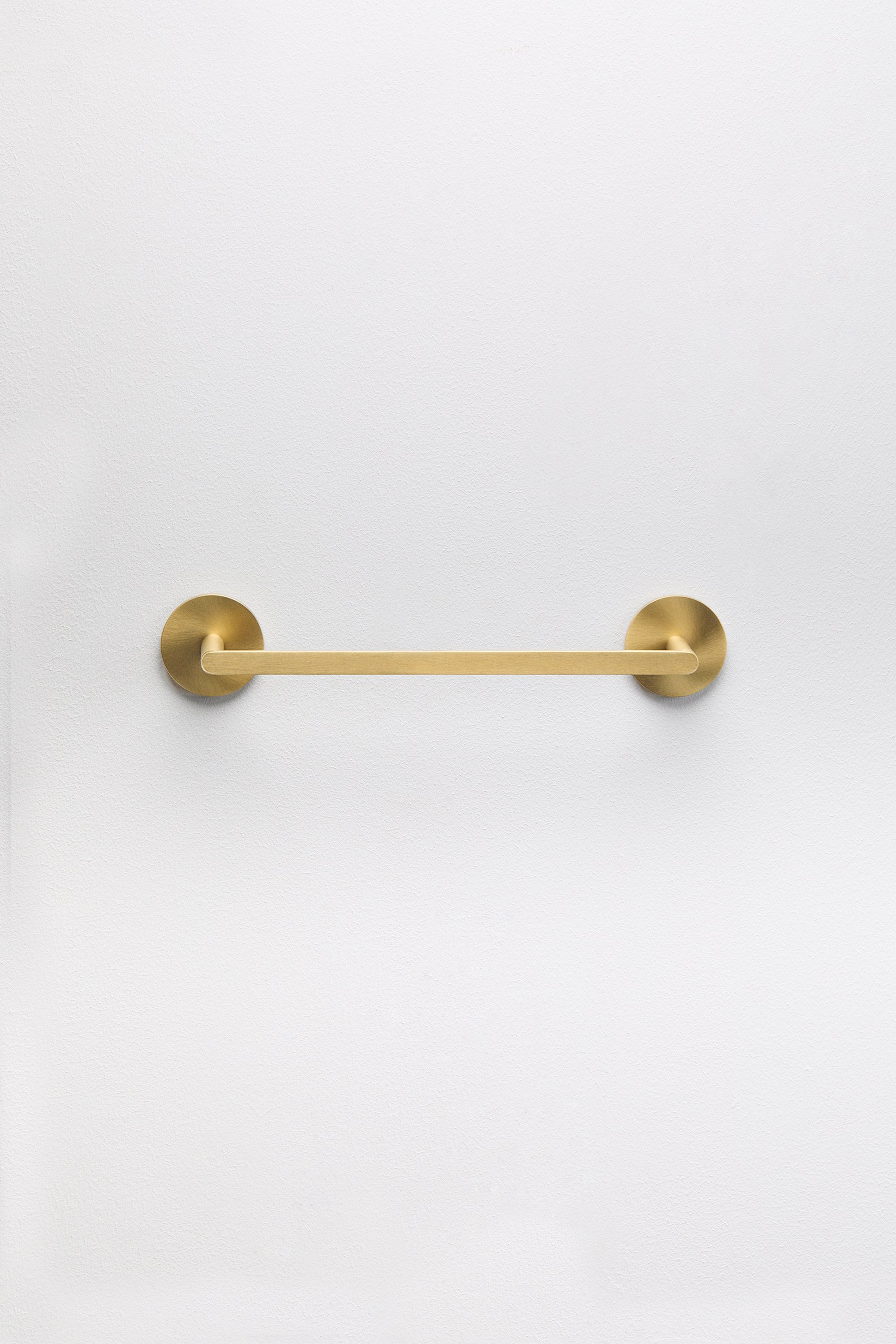 Wall-mounted stainless steel towel rail with 30 cm bar in brushed gold Caldrumi, gallery image 2