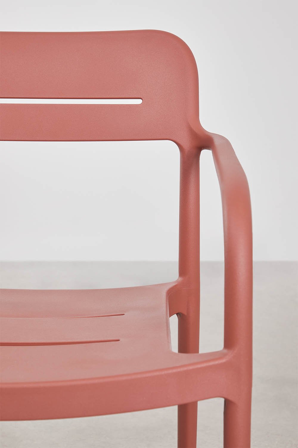 Round table set Ø110 cm in Elton aluminum and 4 stackable garden chairs in Graneli polypropylene, gallery image 9