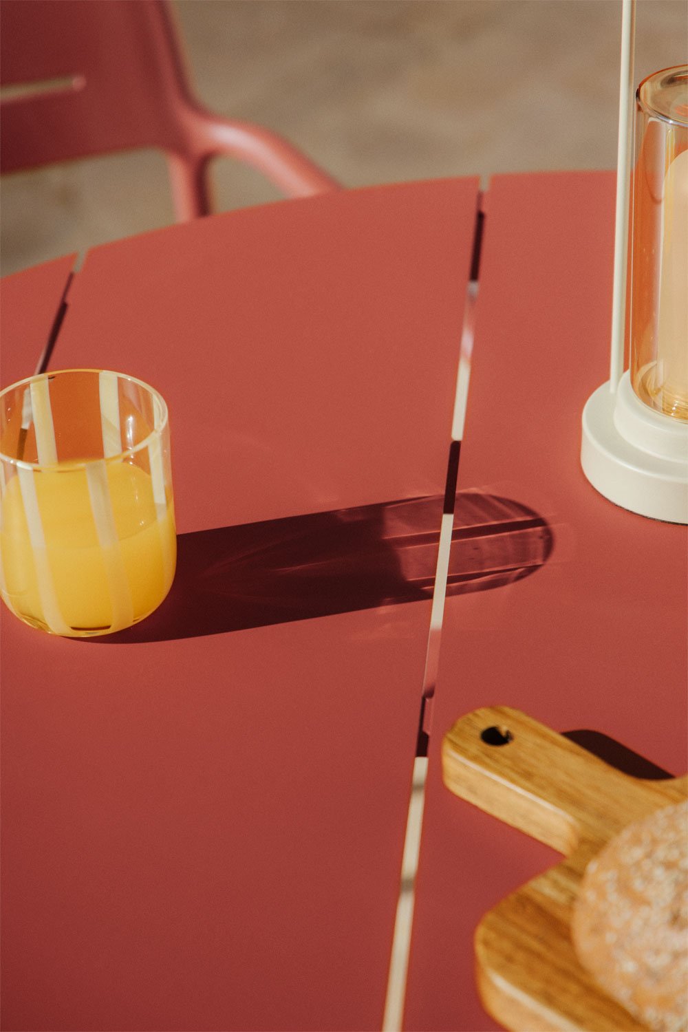 Round table set Ø110 cm in Elton aluminum and 4 stackable garden chairs in Graneli polypropylene, gallery image 2