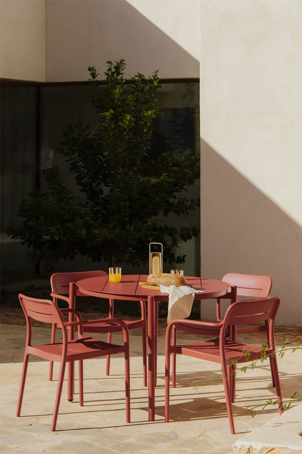 Round table set Ø110 cm in Elton aluminum and 4 stackable garden chairs in Graneli polypropylene, gallery image 1